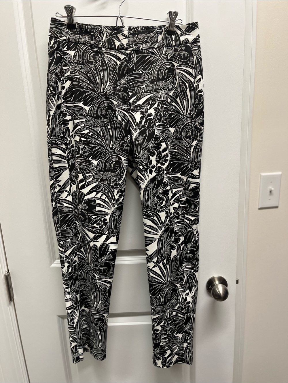 WHBM Slim Ankle Pants NWT Wild Side Floral Tropical Ecru Black Stretch Sz 4R